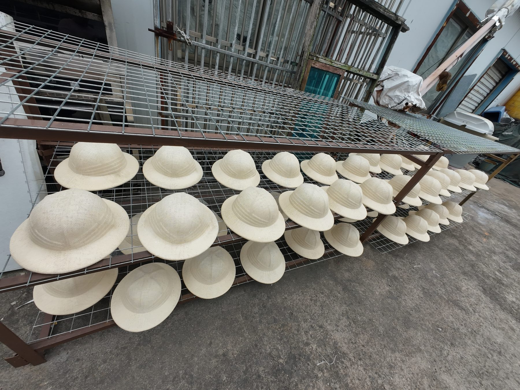Foto de sombreros acabados listos para control y envío 1