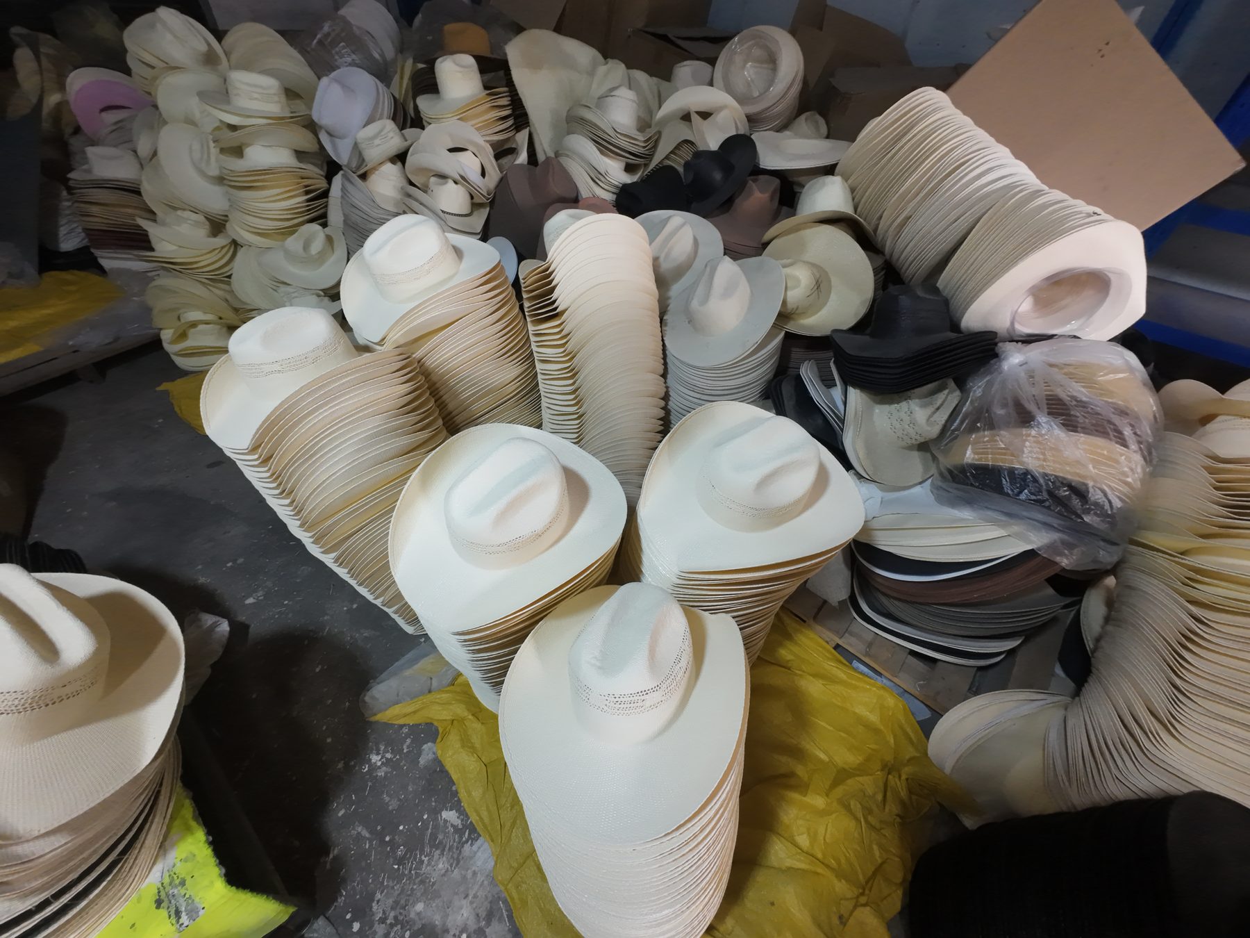 Foto de sombreros acabados listos para control y envío 3