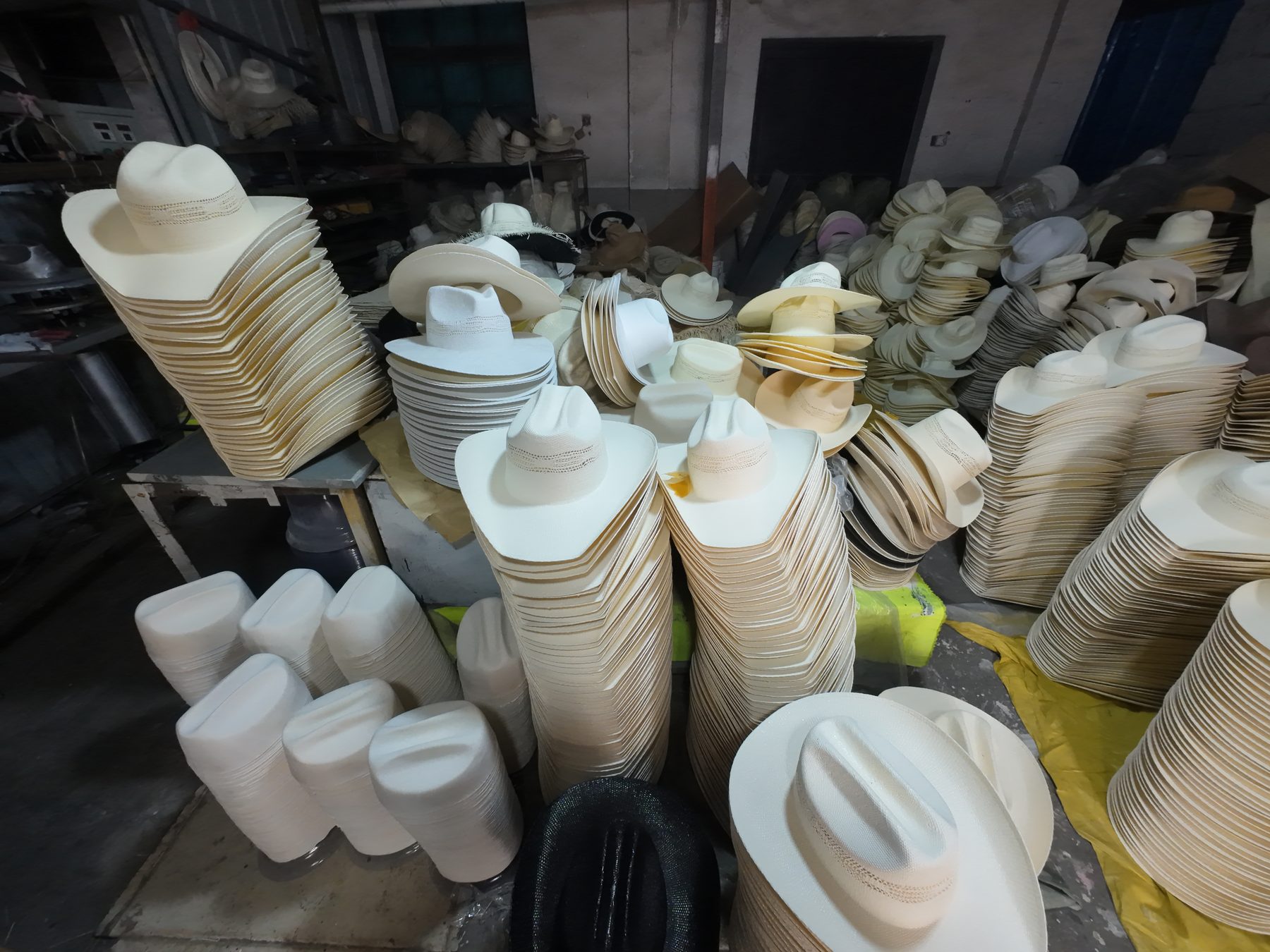 Foto de sombreros acabados listos para control y envío 4