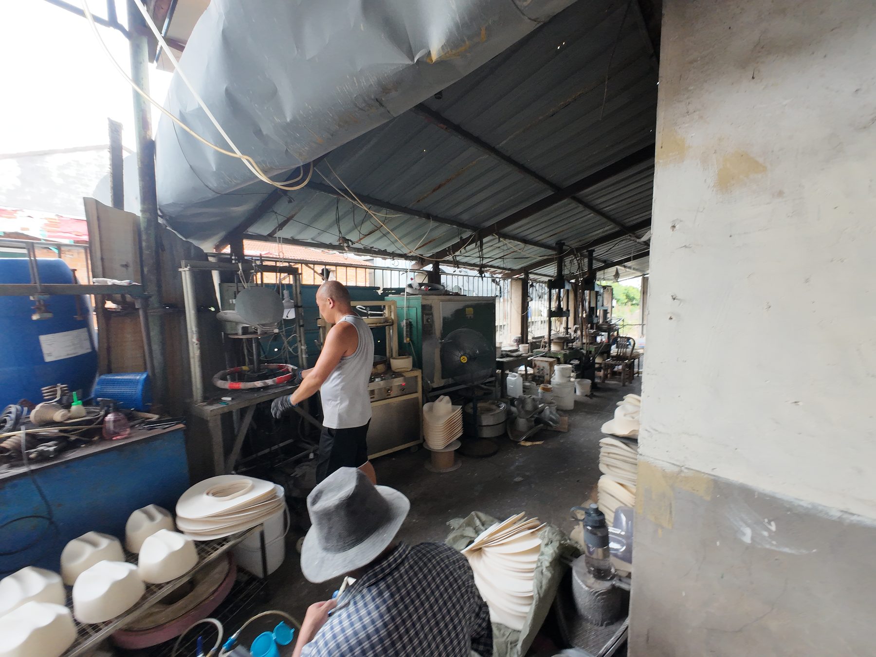 Foto de sombreros acabados listos para control y envío 5