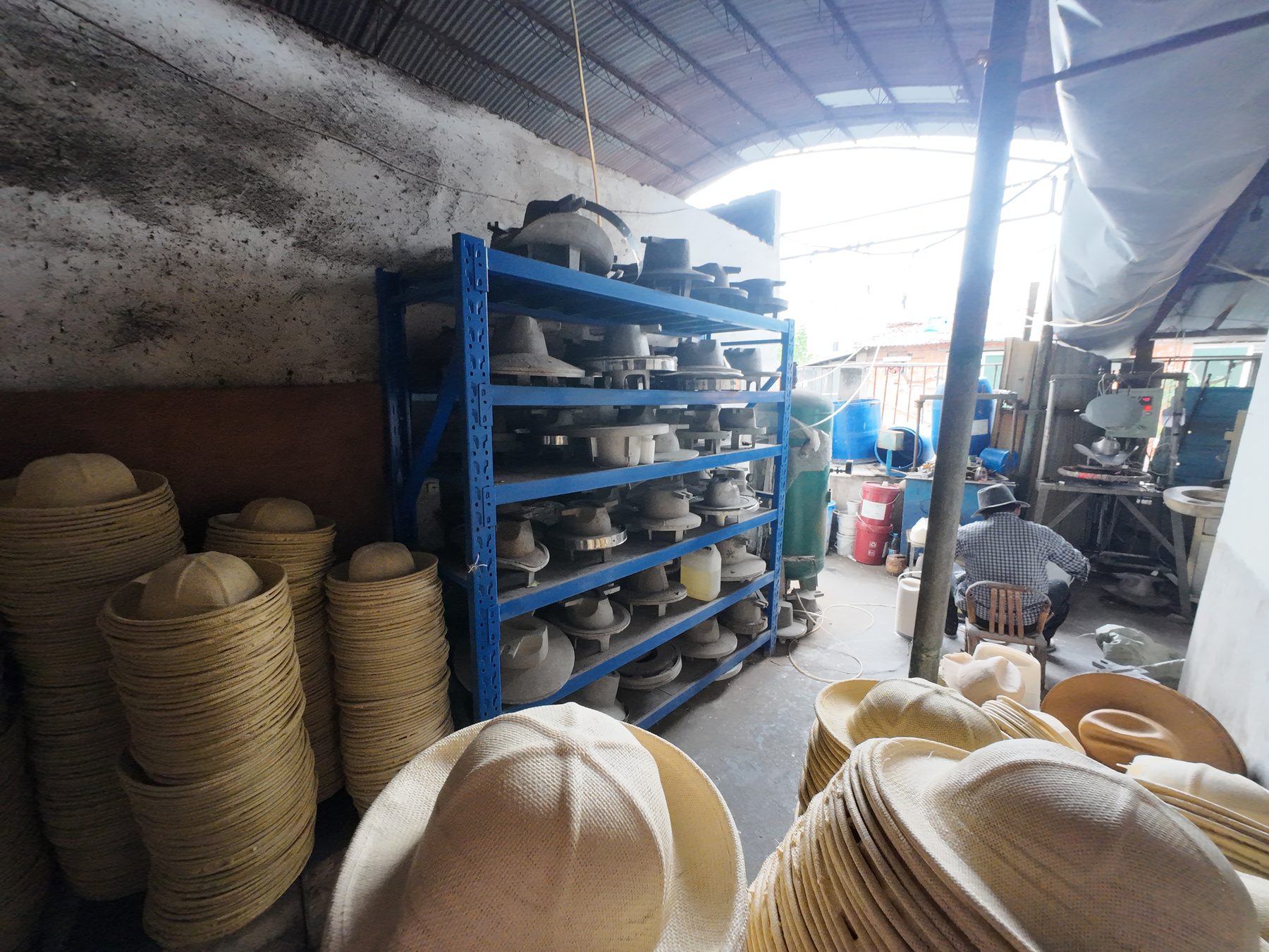 Foto de sombreros acabados listos para control y envío 6