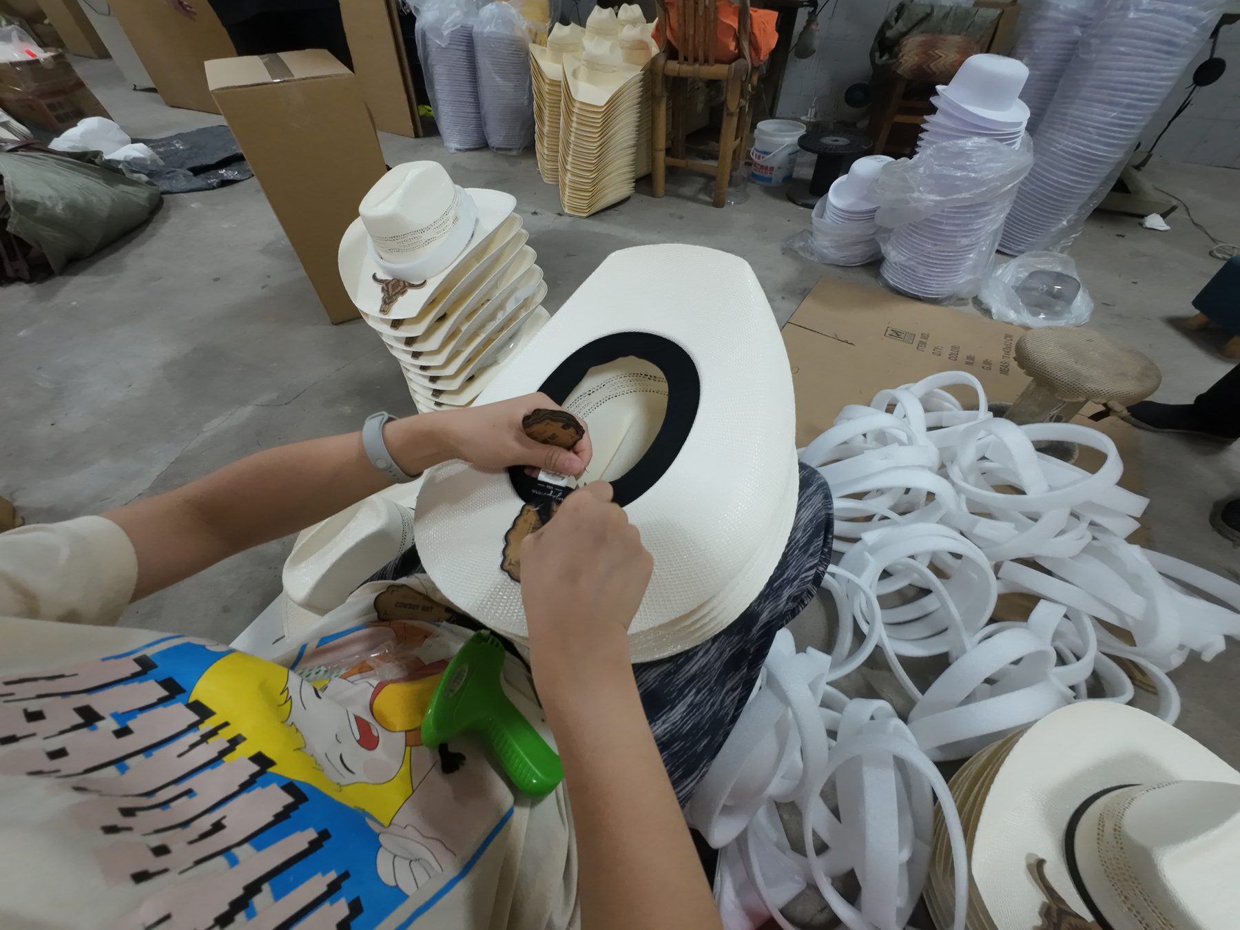 Foto de sombreros acabados listos para control y envío 10