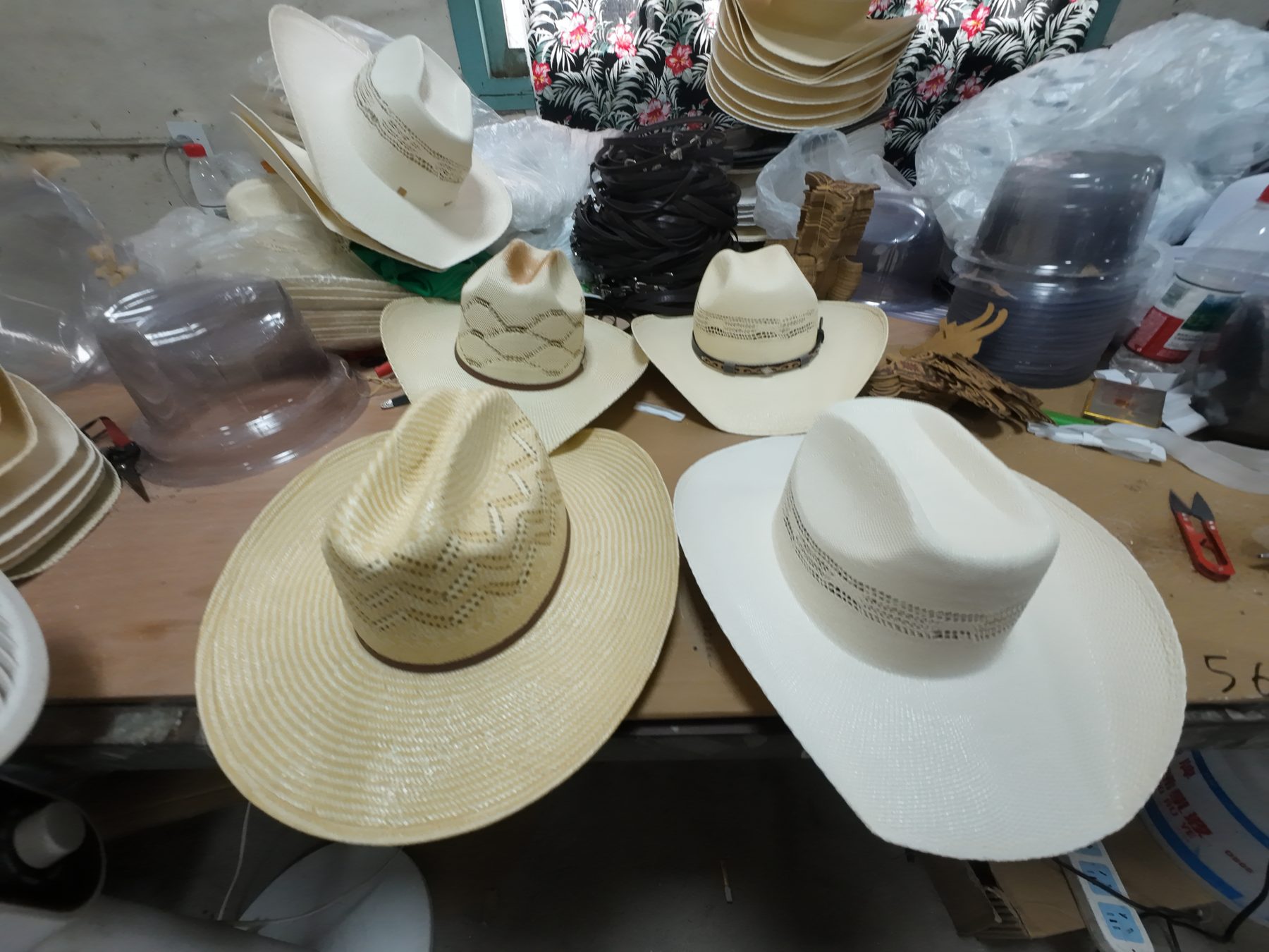 Foto de sombreros acabados listos para control y envío 11