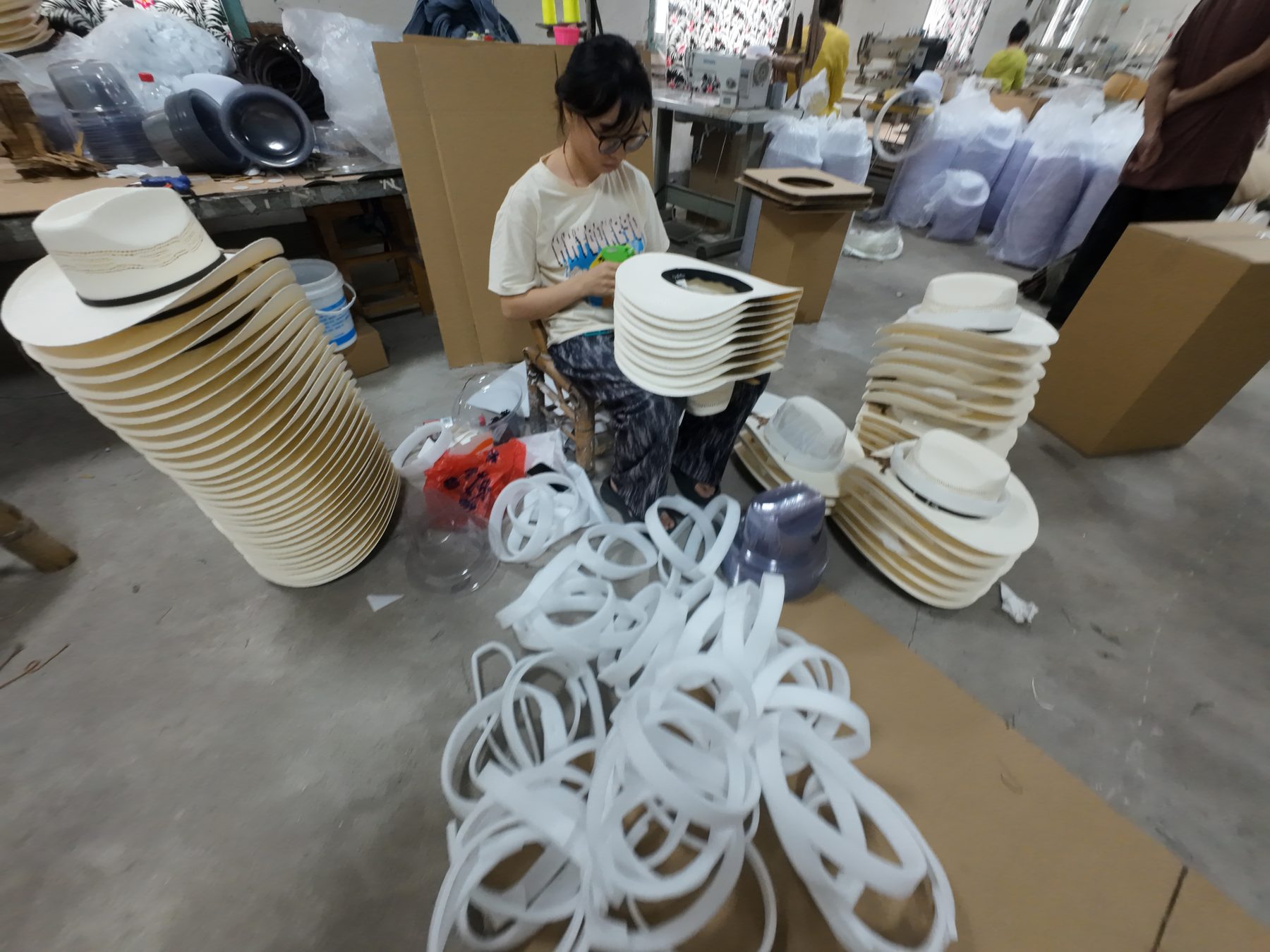 Foto de sombreros acabados listos para control y envío 12