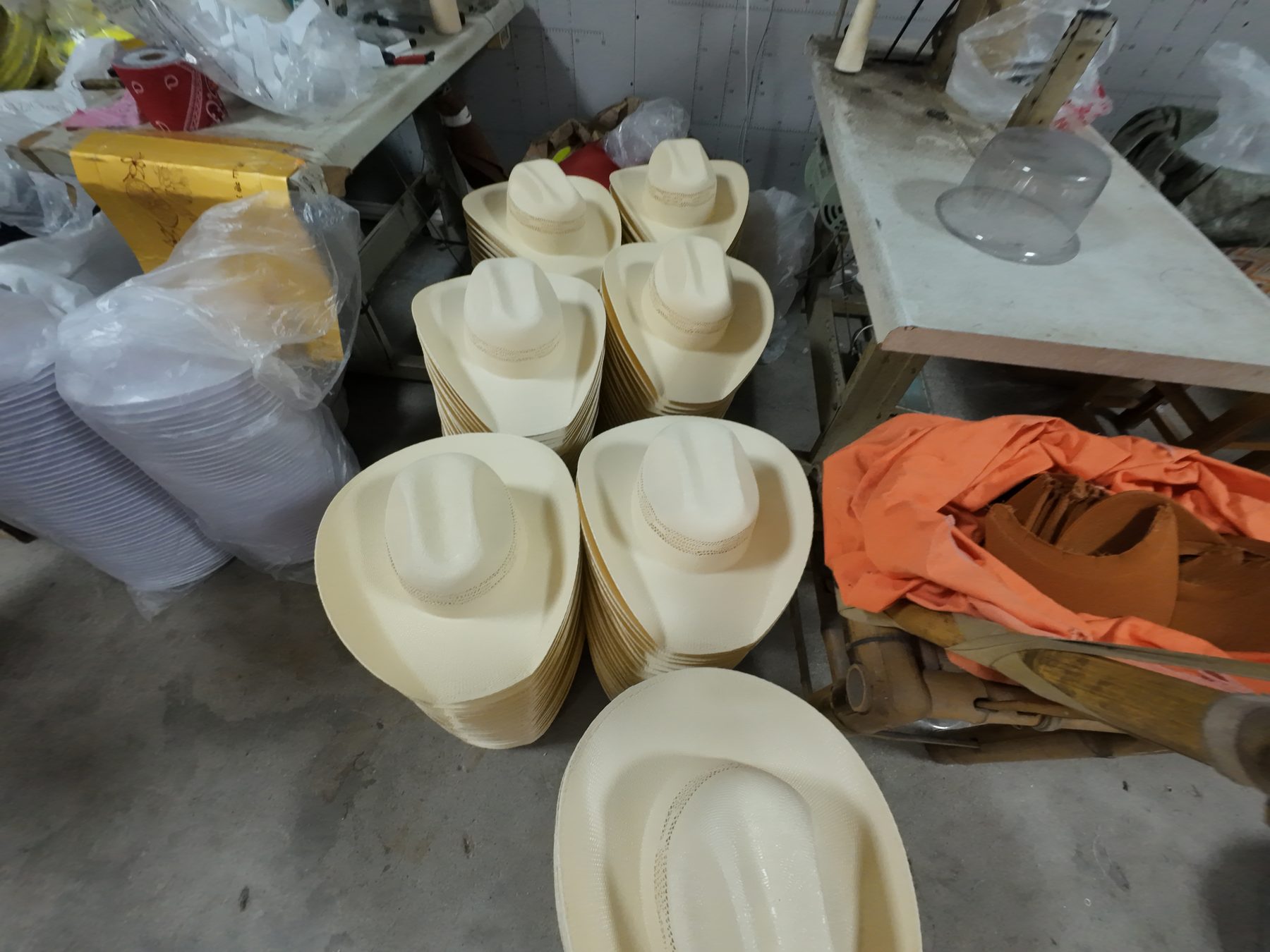 Foto de sombreros acabados listos para control y envío 13