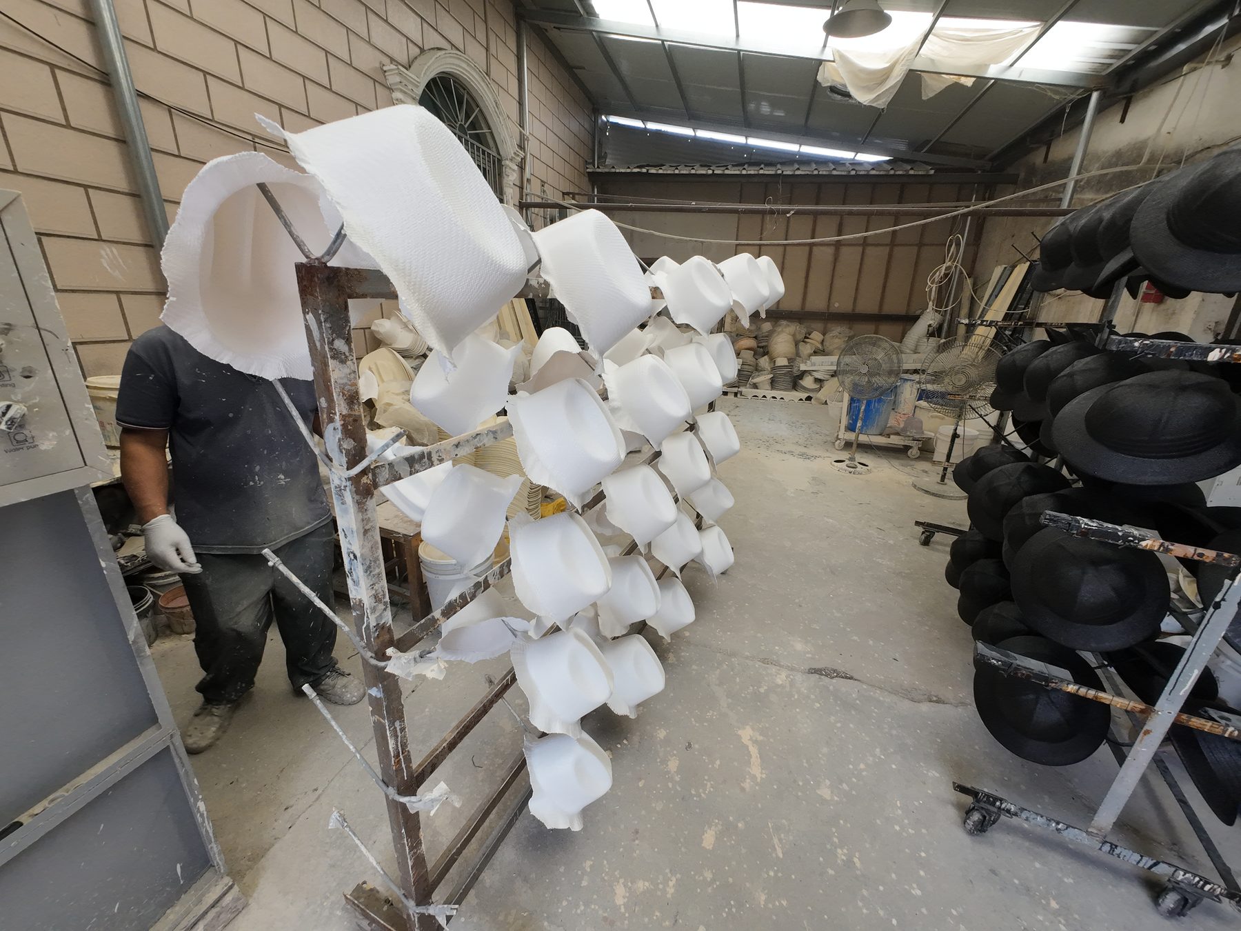 Foto de sombreros acabados listos para control y envío 14