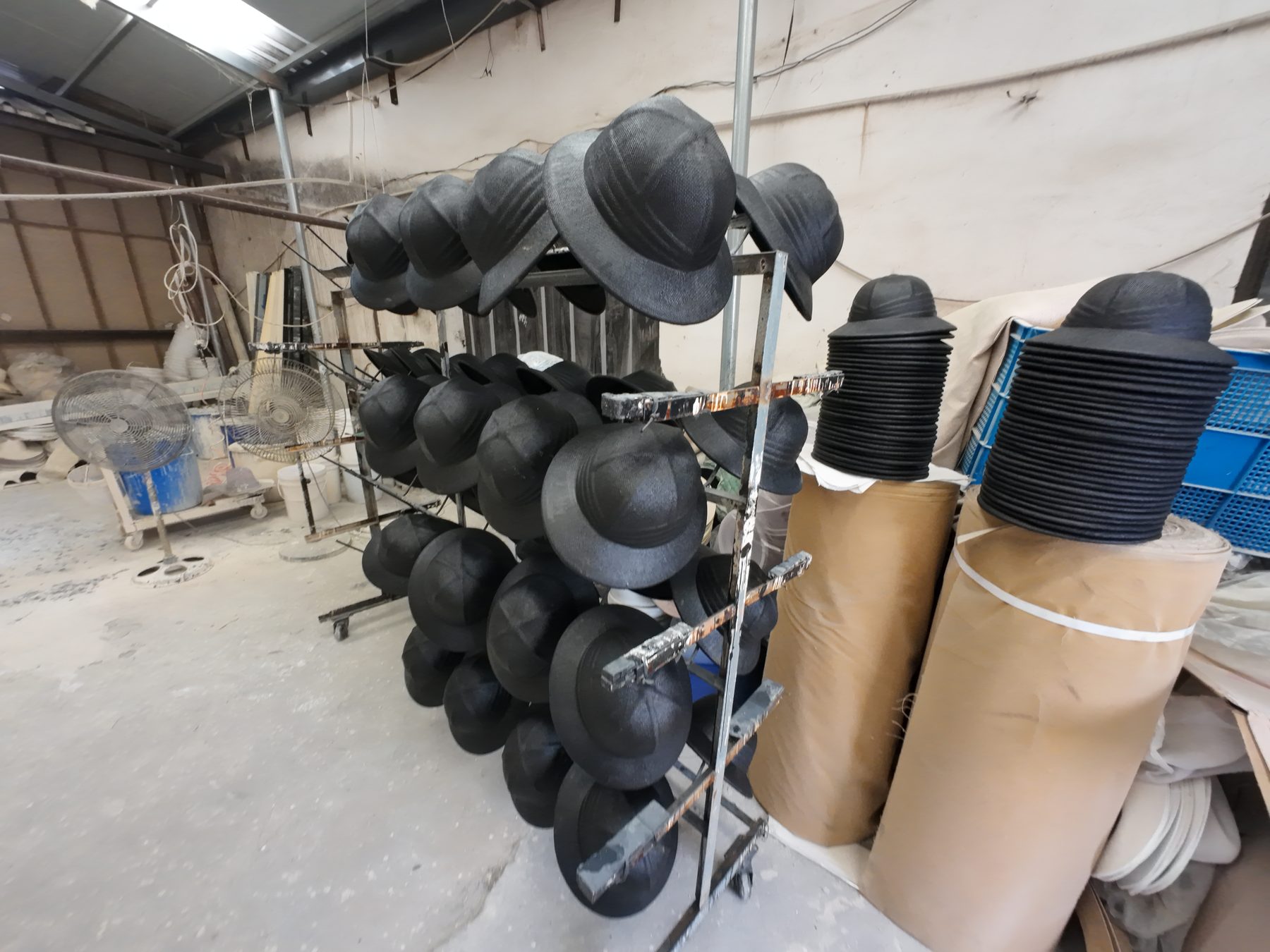 Foto de sombreros acabados listos para control y envío 15