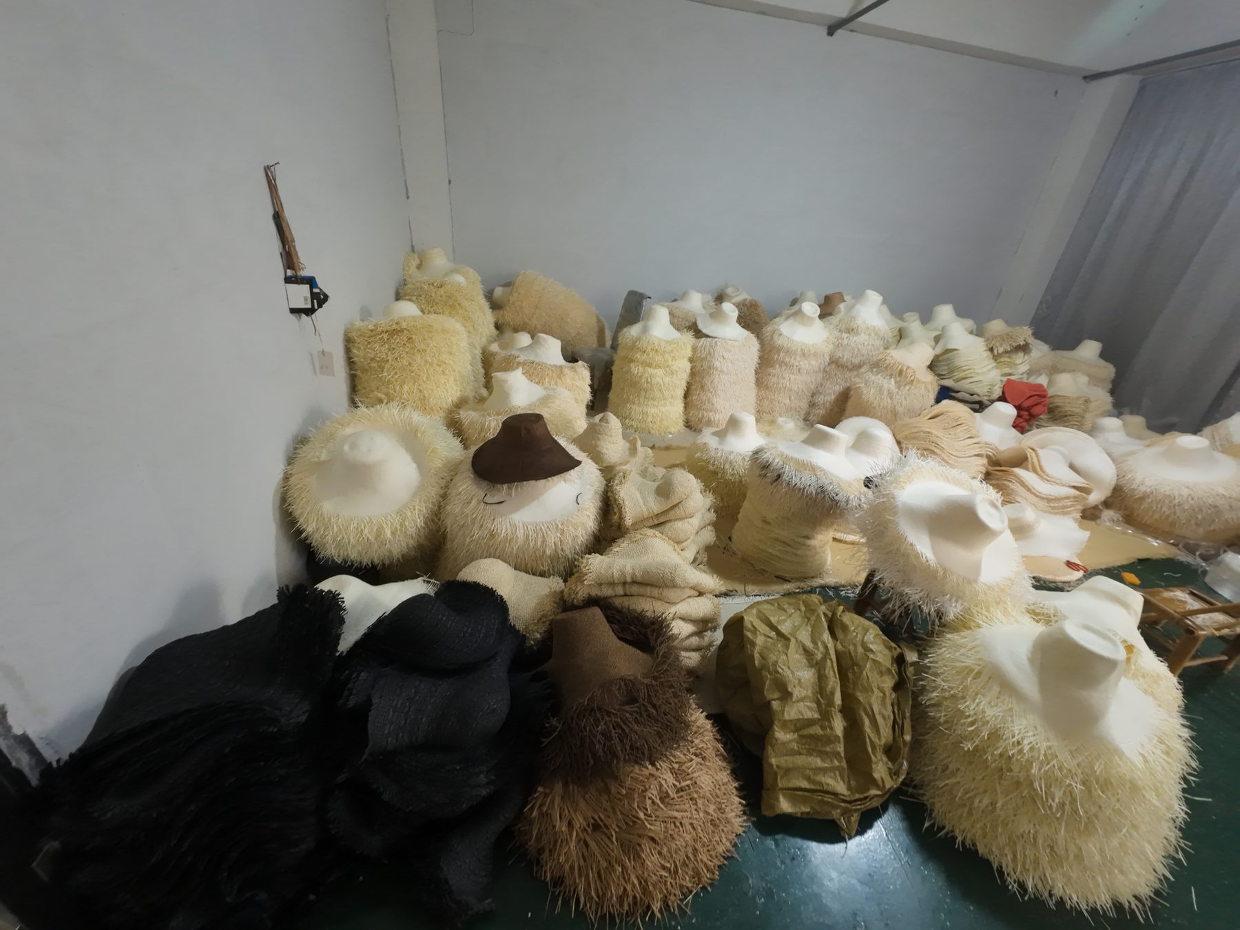 Foto de inventario y almacenamiento de sombreros 3