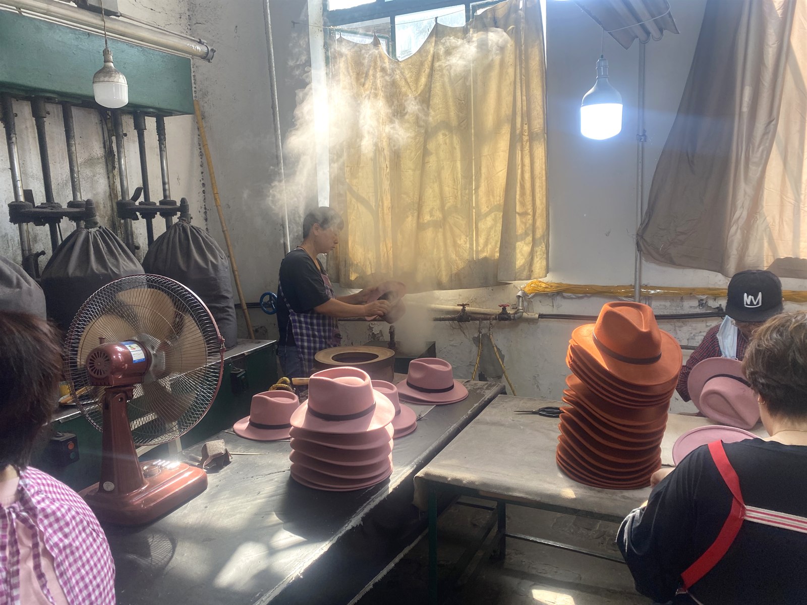 Foto de producción del taller de sombreros de fieltro de lana 6