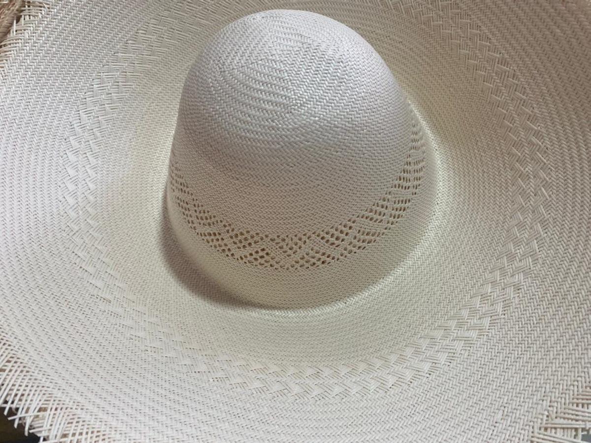 Cuerpo de sombrero de papel en tono claro